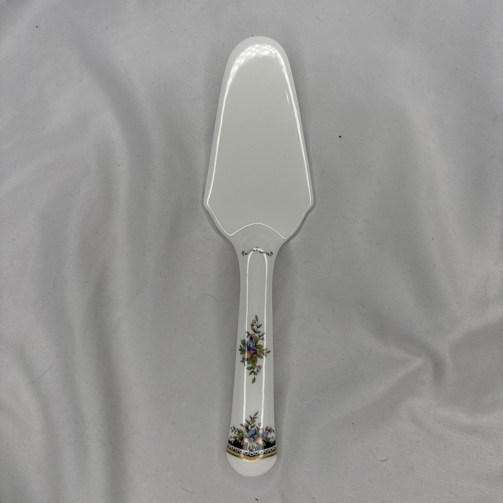 Mikasa‎ Heritage CHRISTMAS STORY Ceramic Pie Cake Server White Holiday
